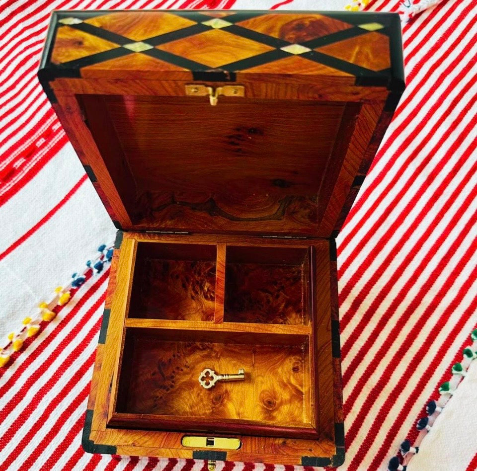 Marokkanische Schmuckbox aus Thuya Holz Handgemacht  Schloss & 2 Schlüssel